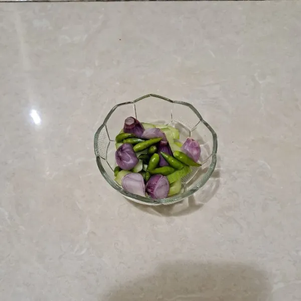 Lalu siapkan irisan 5 siung bawang merah, 1 buah mentimun, dan 10 buah cabai rawit hijau.