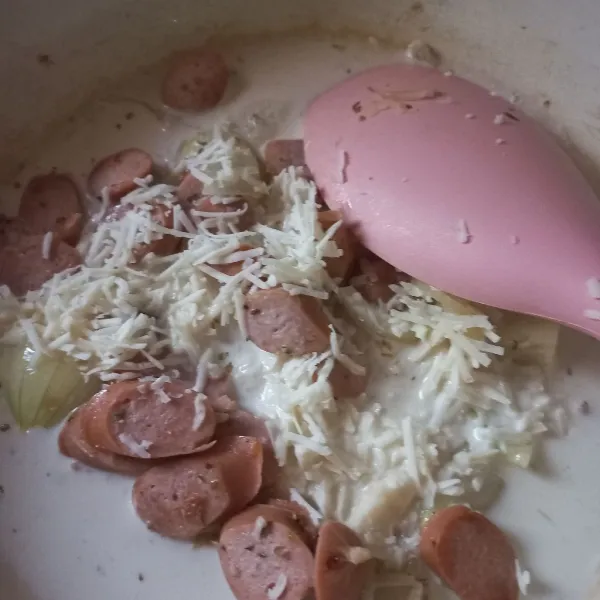 Setelah itu masukkan susu cair dan keju, masak hingga kuah kental.
