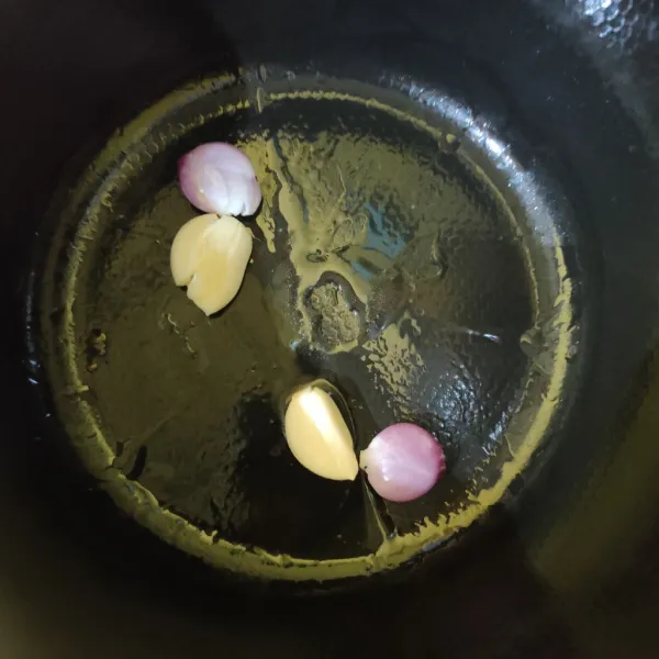 Tumis bawang merah dan bawang putih hingga harum.