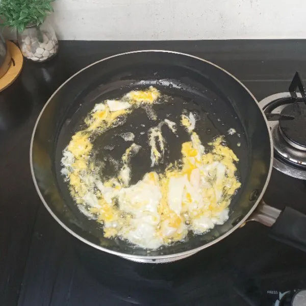 Panaskan 5 sdm minyak, masukkan telur, buat orak-arik.