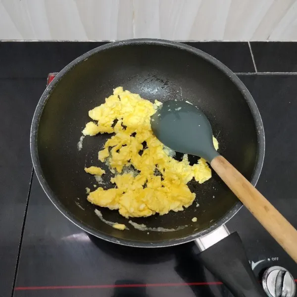 Kocok lepas telur. Lalu masak orak-arik dengan sedikit minyak. Angkat dan sisihkan.