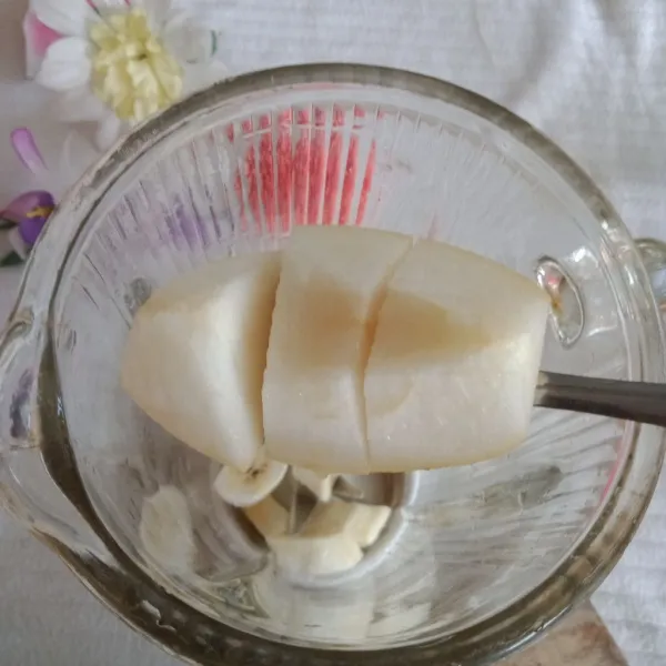 Siapkan blender lalu masukkan pisang dan pir.