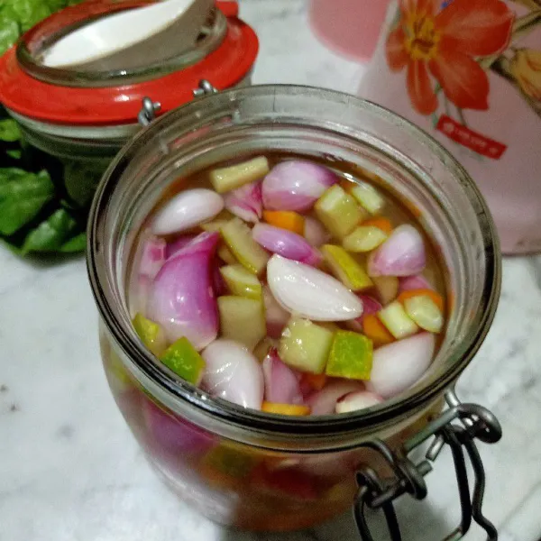 Siapkan acar bawang merah, bawang putih, wortel dan cengek yang direndam dengan air garam dan cuka.