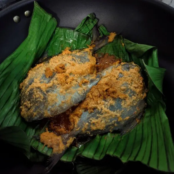 Oles ikan dengan bumbu lalu bakar hingga matang.