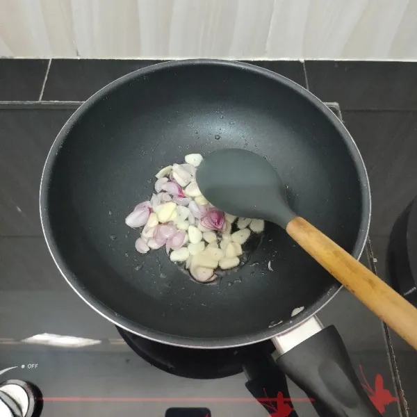 Panaskan minyak sayur. Tumis bawang merah dan bawang putih hingga harum.