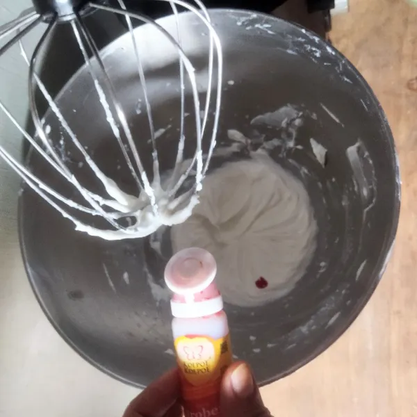 Kocok whipped cream dingin bersama pasta strawberry hingga mengembang. Lalu masukan whipped cream ke dalam piping bag.