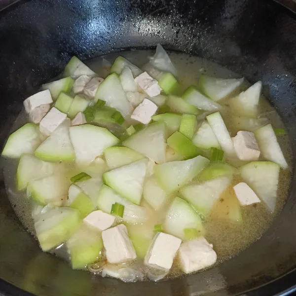Masak sampai matang, lalu tambahkan irisan daun bawang, koreksi rasanya dan siap disajikan.