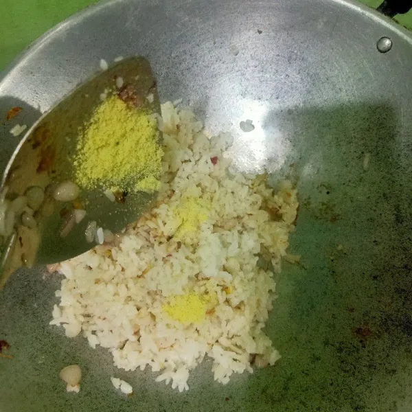 Tambahkan bubuk kaldu ayam dan garam. Aduk rata.
