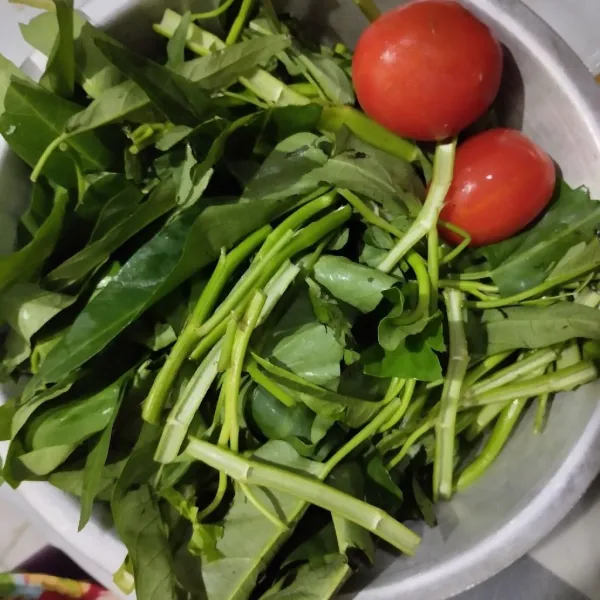 Siangi kangkung yang akan digunakan.