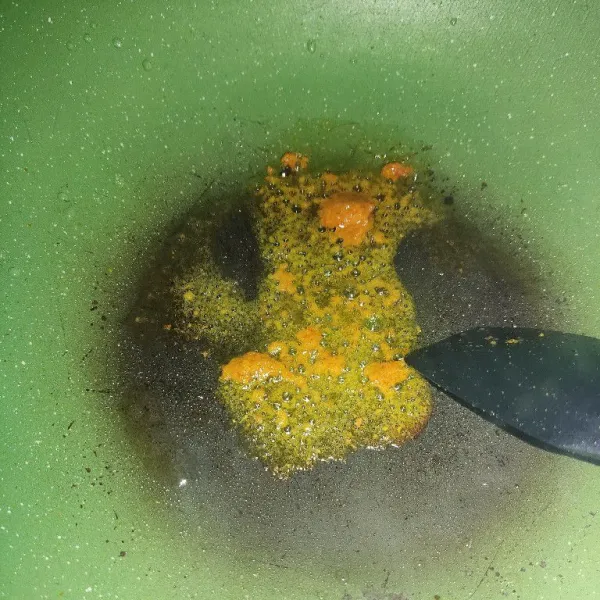 Panaskan minyak lalu tumis bumbu halus hingga wangi.