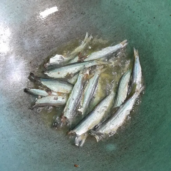 Goreng maco abuih sampai matang dan garing.