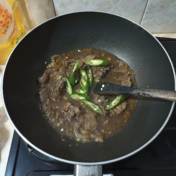 Setelah air menyusut dan bumbu mengental, masukkan irisan cabe hijau. Aduk sebentar, matikan api. Siap disajikan dengan nasi hangat.