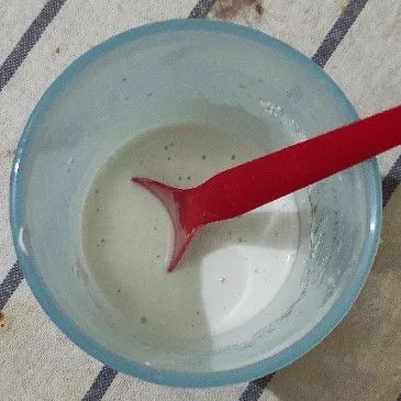 Larutkan tepung ketan dan tepung sagu dengan sedikit air