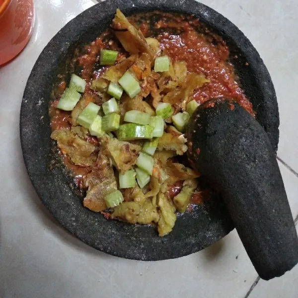 Masukkan potongan timun. Aduk sampai tercampur rata. Siap disajikan.