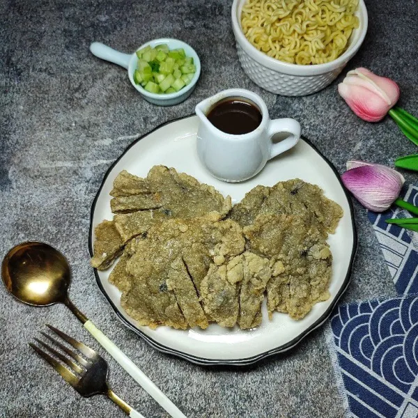 Sajikan pempek kulit dengan bahan pelengkap lainnya.