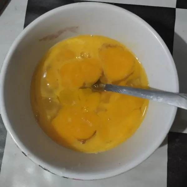 Kocok telur, garam, lada dan kaldu bubuk.
