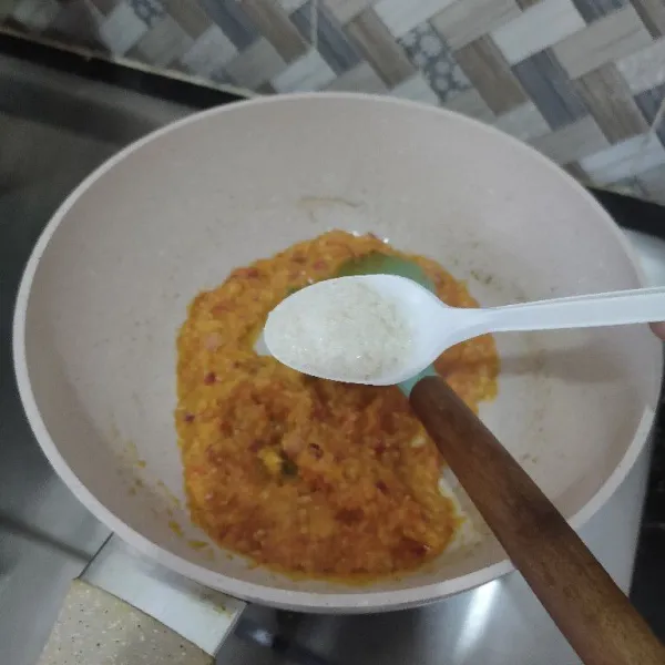 Tambahkan gula dan garam aduk rata lalu koreksi rasanya.