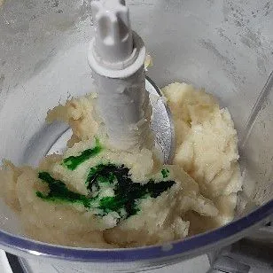 Tambahkan pasta pandan, haluskan kembali.