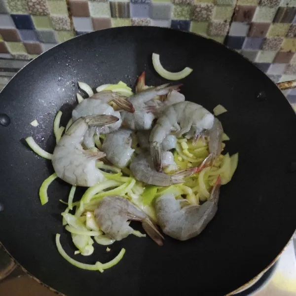 Tumis bumbu iris hingga harum lalu masukkan udang.