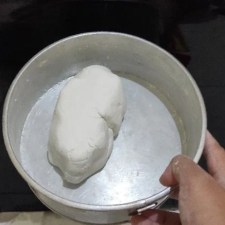 Tuang sedikit demi sedikit air sampai adonan bisa bisa dibentuk/dipulung