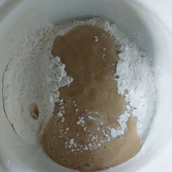 Campur jus pisang dengan tepung.