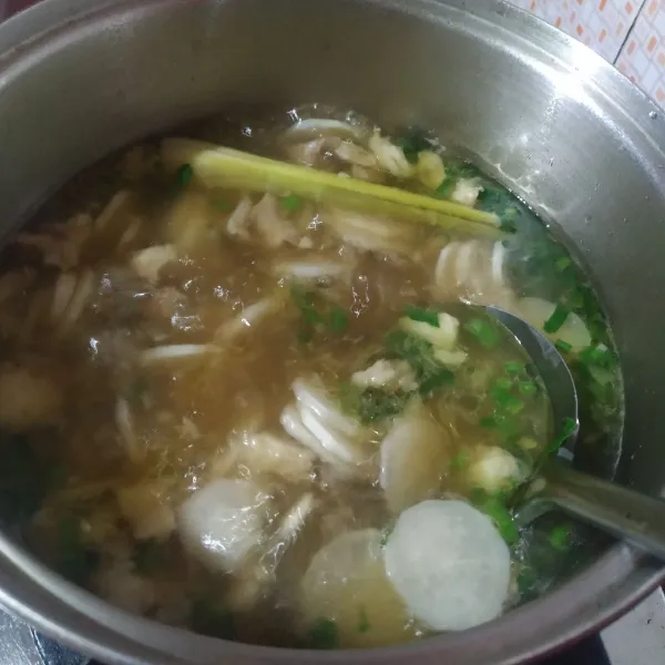 Terakhir tambahkan irisan daun bawang, seledri, dan kecap manis. Setelah itu, aduk hingga rata dan koreksi rasanya. Sajikan soto dengan perasan jeruk limau dan kacang kedelai goreng.