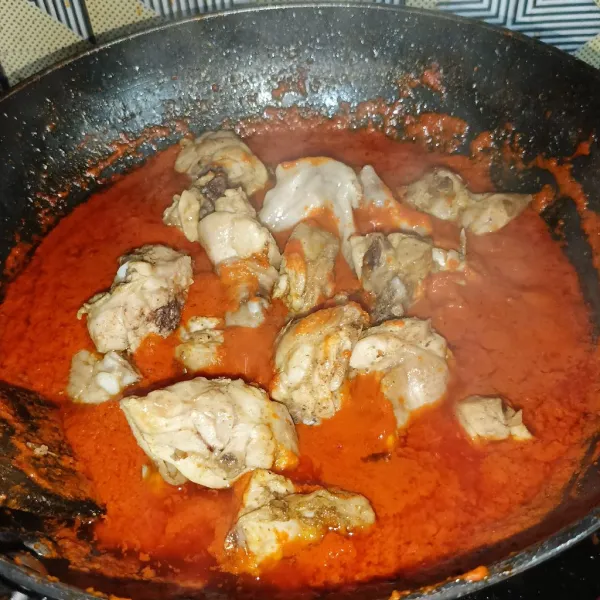 Masukkan ayam dan aduk rata, lalu tuang air.