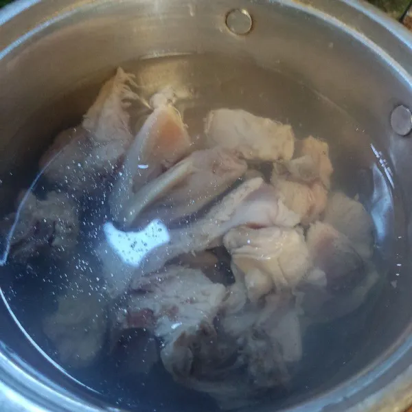 Didihkan air, kemudian masukkan ayam. Biarkan hingga mendidih beberapa saat, buang air rebusan, kemudian didihkan kembali 1 liter air. Lalu masukkan lagi ayamnya.