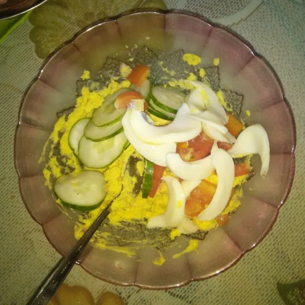 Masukkan irisan putih telur, timun dan potongan tomat kedalam bahan saus, aduk rata.