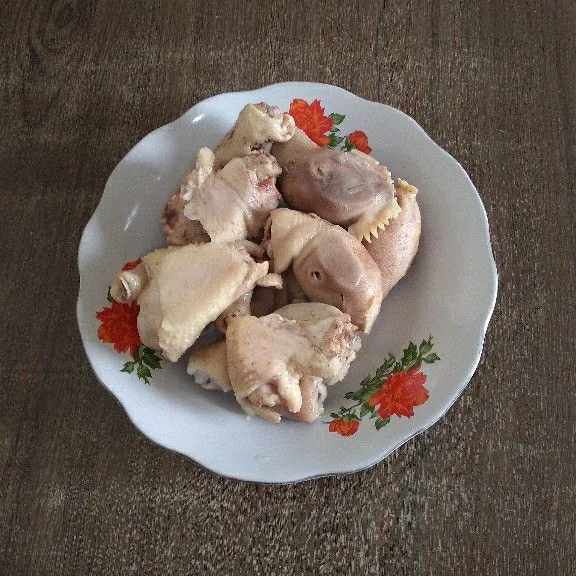 Rebus kepala ayam hingga buih kotorannya keluar.