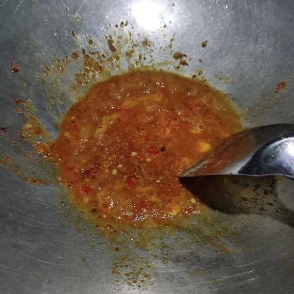 Tambahkan air, biarkan mendidih. Lalu masukkan garam, kaldu bubuk, dan gula pasir. Aduk rata dan cek rasa.