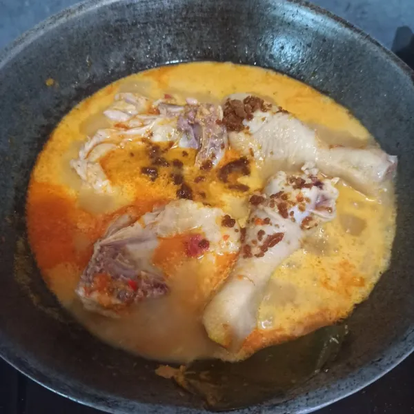 Masukkan ayam, beri gula merah, dan garam sedikit demi sedikit saja.  Aduk rata lalu tes rasanya (sesuaikan rasanya).