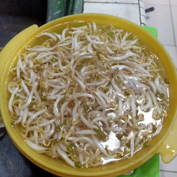Cuci bersih tauge lalu tiriskan.