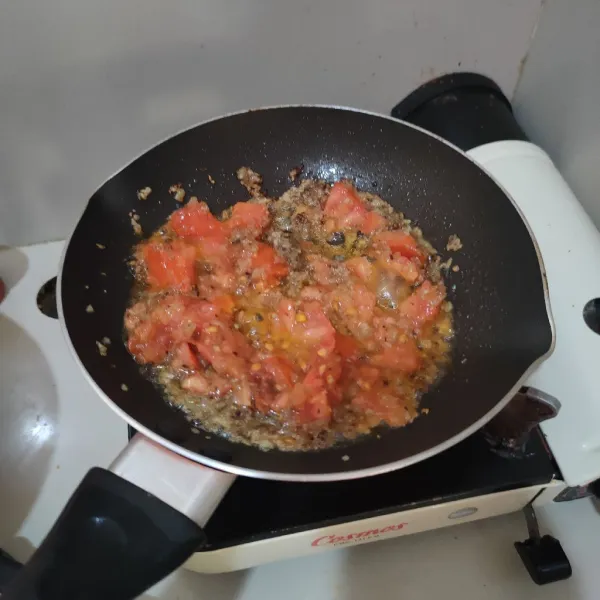 Cincang tomat, masukan ke tumisan bumbu, tumis hingga tomat hancur dan bumbu menjadi seperti pasta.