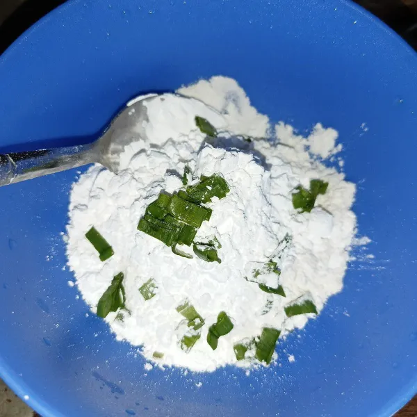 Campur tepung terigu, tepung tapioka, bawang putih, daun bawang, dan kaldu ayam bubuk.
