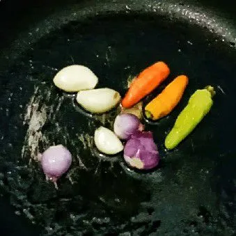 Goreng bawang merah, bawang putih, dan cabai.