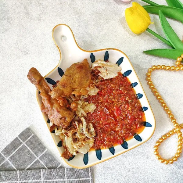 Sajikan diatas piring saji. Sambal tumis terasi siap di sajikan dengan lauk favorite keluarga.