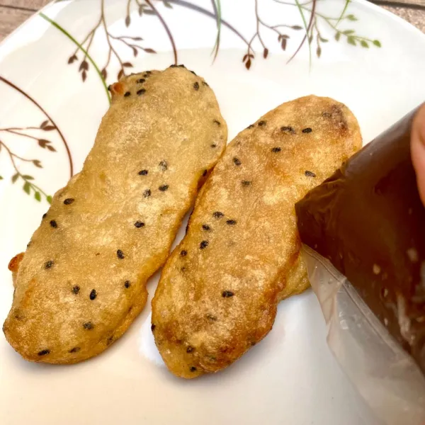 Sobek sedikit kulit pisang lalu isi dengan selai cokelat. Sajikan.