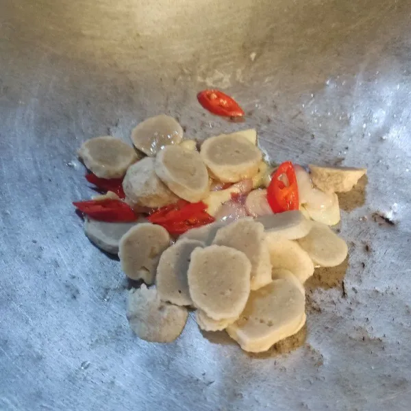 Masukkan bakso, aduk rata.