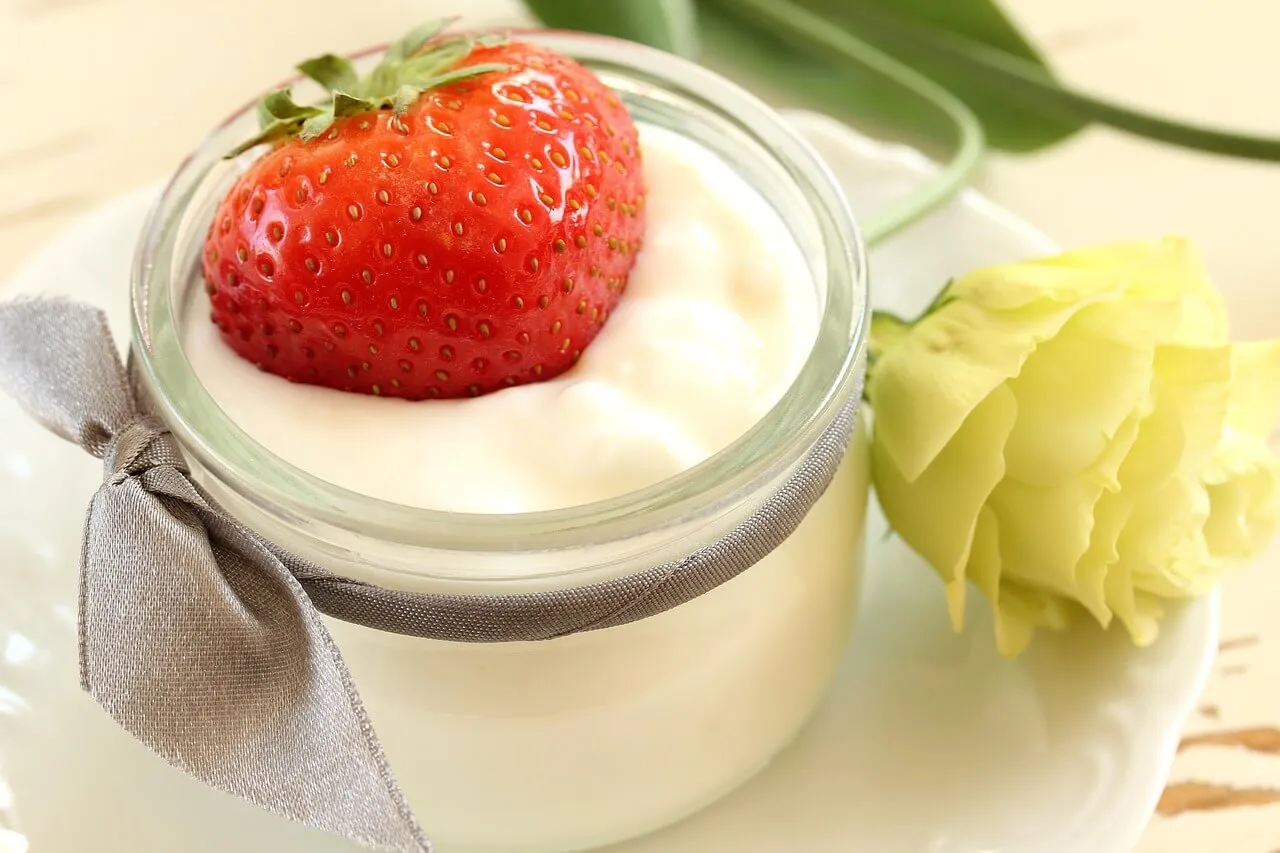 Yoghurt dengan straberry di dalam jar