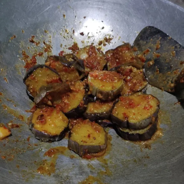 Masak hingga bumbu meresap, angkat dan siap disajikan.