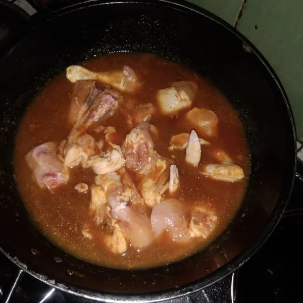 Masukkan potongan ayam. Setelah itu, masak hingga mendidih dan kuahnya menyusut serta bumbunya meresap ke dalam ayam.