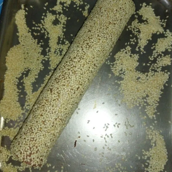 Gulingkan mochi diatas wijen sangrai.