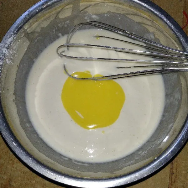 Tambahkan margarin, aduk hingga rata