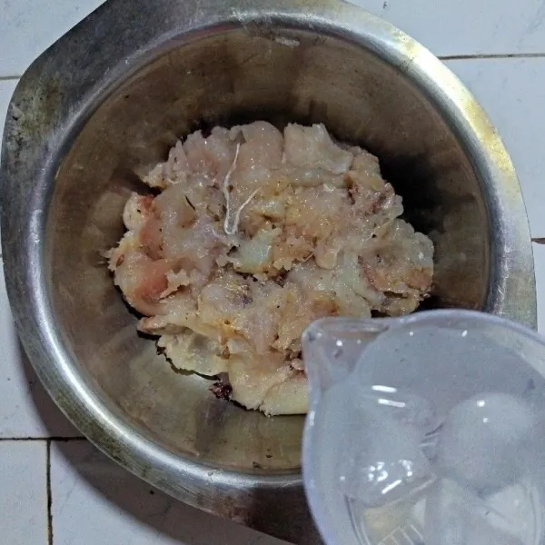 Daging ikan tenggiri dan air es masukan ke dalam wadah, tambahkan telur, minyak, gula, garam dan kaldu jamur, aduk kembali hingga rata.