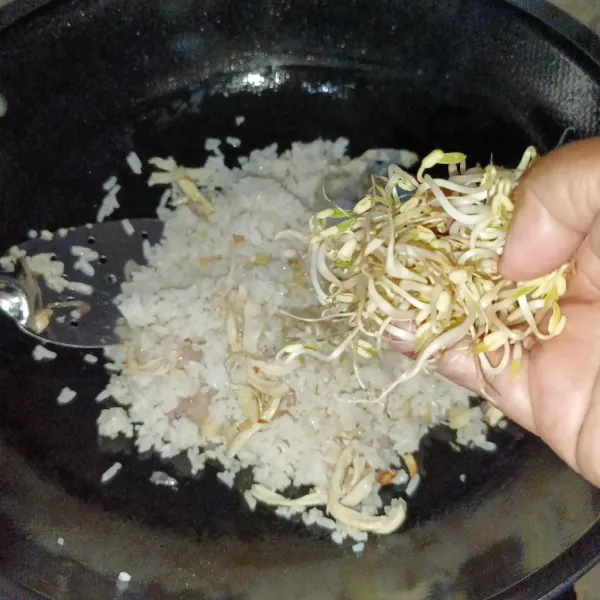 Kemudian tambahkan tauge dan aduk rata.