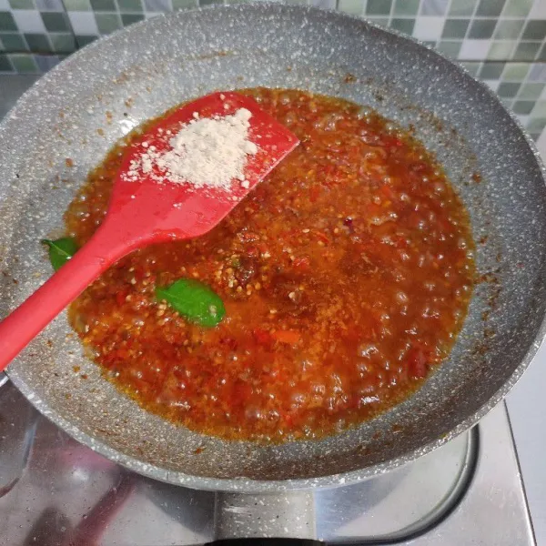 Tambahkan terasi bubuk, garam, kaldu bubuk, penyedap rasa., serta gula merah. Aduk rata.