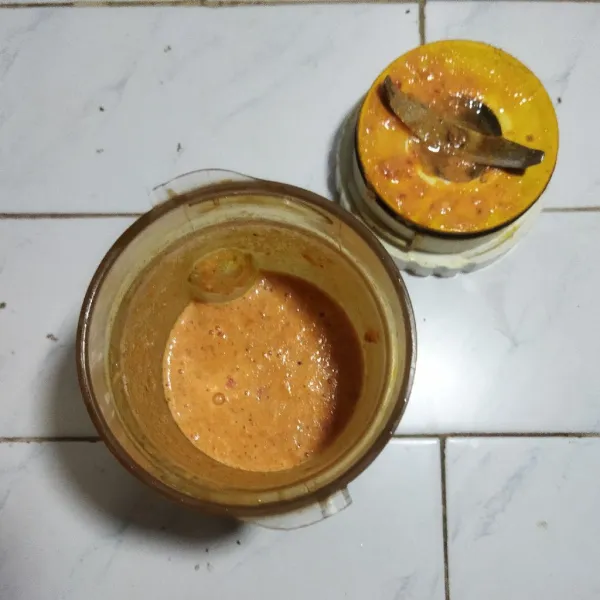 Haluskan semua bumbu halus dengan blender.