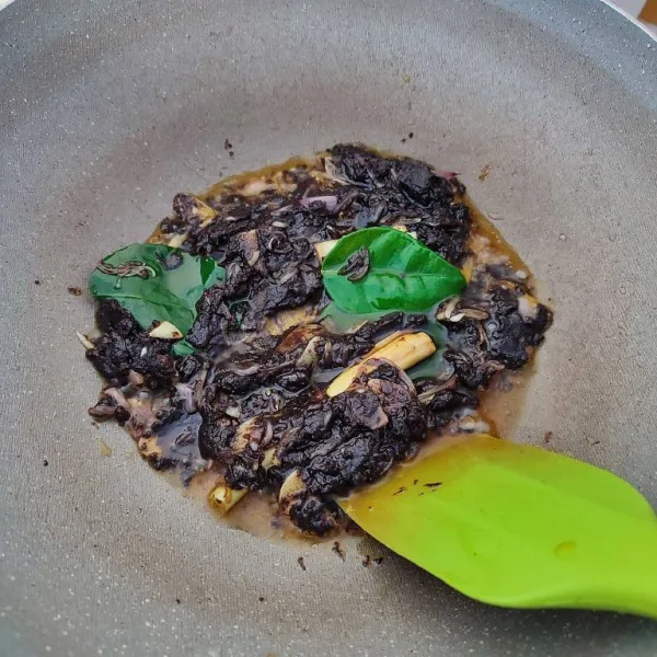 Panaskan minyak, tumis bawang merah, dan bawang putih iris hingga harum. Masukkan bumbu halus, serai, lengkuas, dan daun jeruk purut. Tumis hingga tanak.