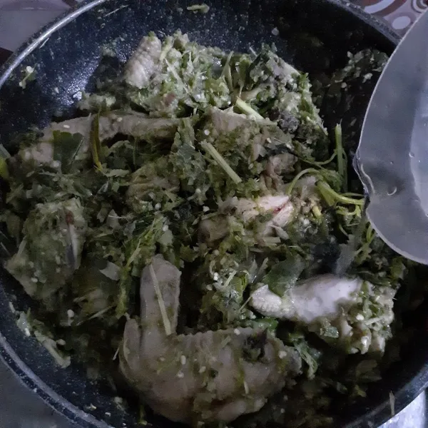 Tuangkan air mineral dan masak hingga daging ayam matang dan semua cairan terserap.